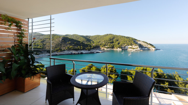 vista del Gargano dal balcone della camera presso hotel del Faro a Pugnochiuso