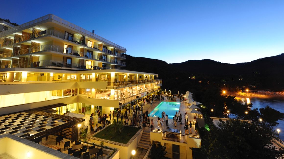 visuale panoramica notturna dell hotel del Faro a Pugnochiuso