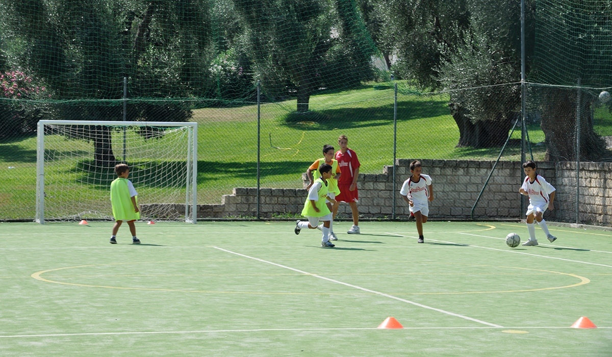 bambini che giocano a calcio a Pugnochiuso