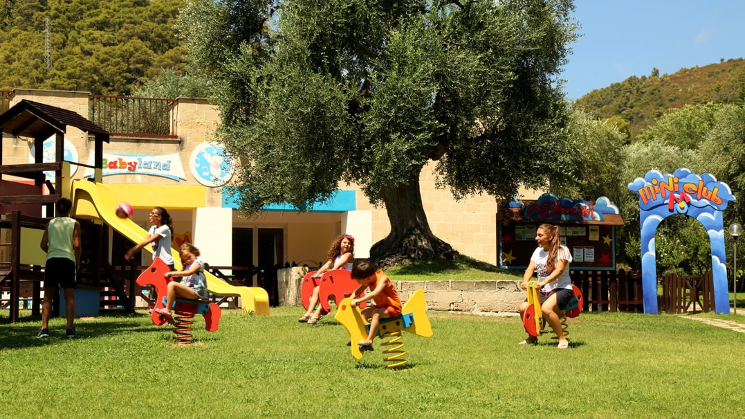 giostrine per bambini nel parco del resort di Pugnochiuso