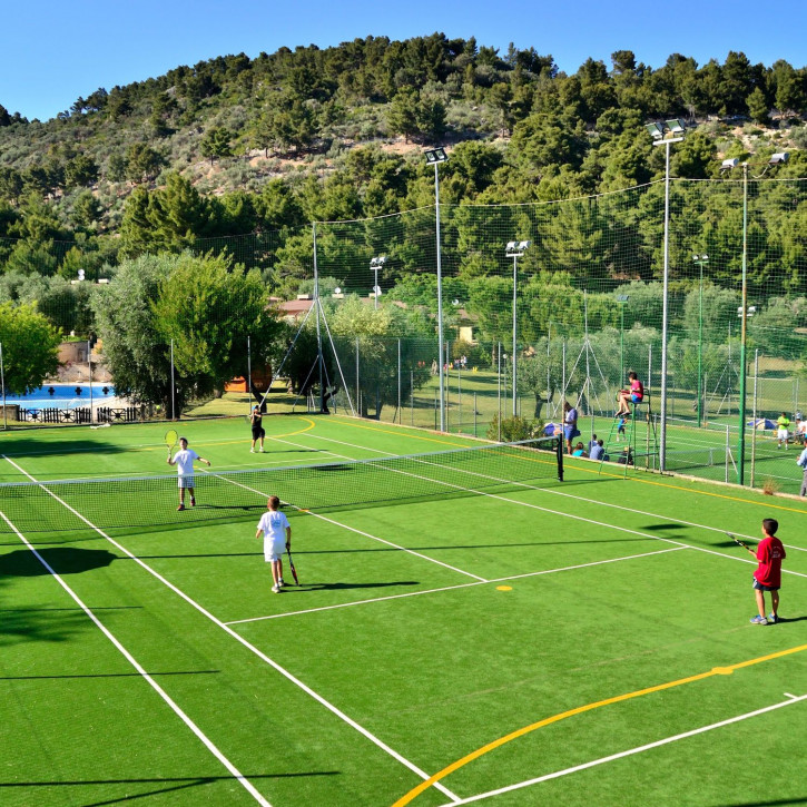 bambini giocano a tennis a Pugnochiuso