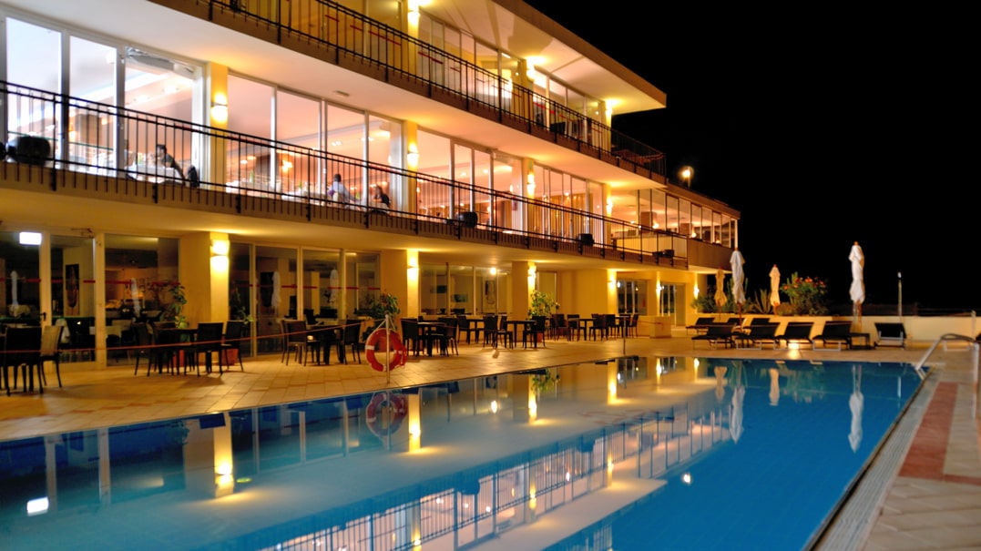 piscina in riva a hotel di notte