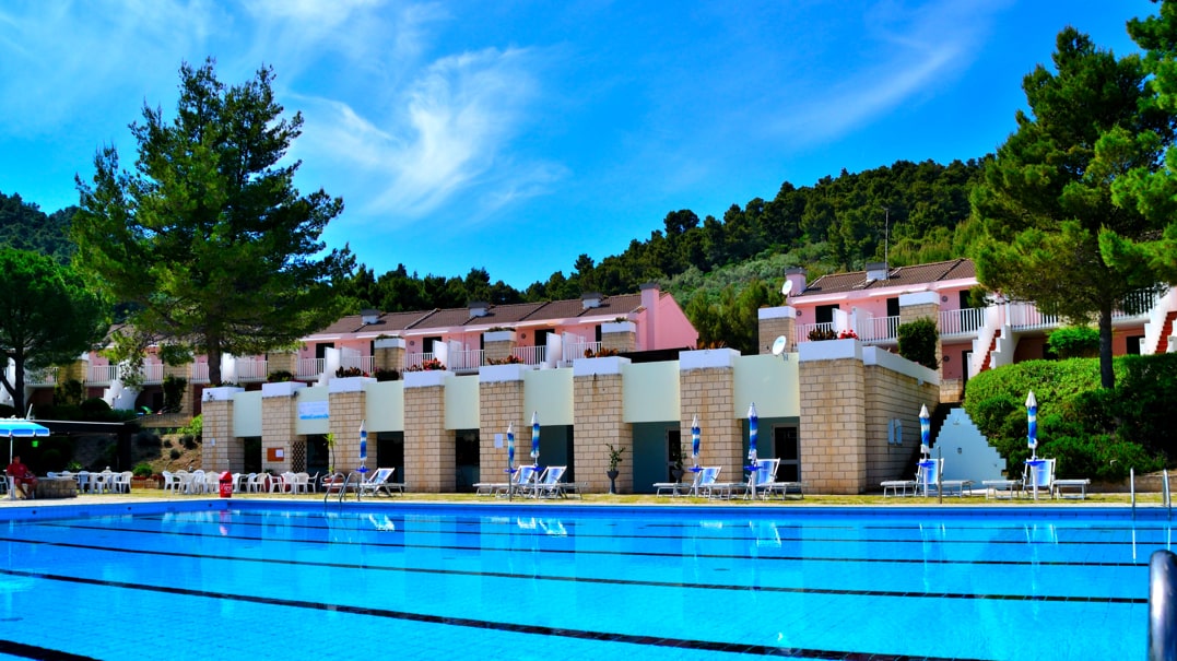 piscina olimpionica nel resort di Pugnochiuso
