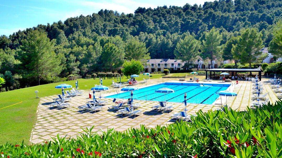 panoramica della piscina olimpionica del resort di Pugnochiuso