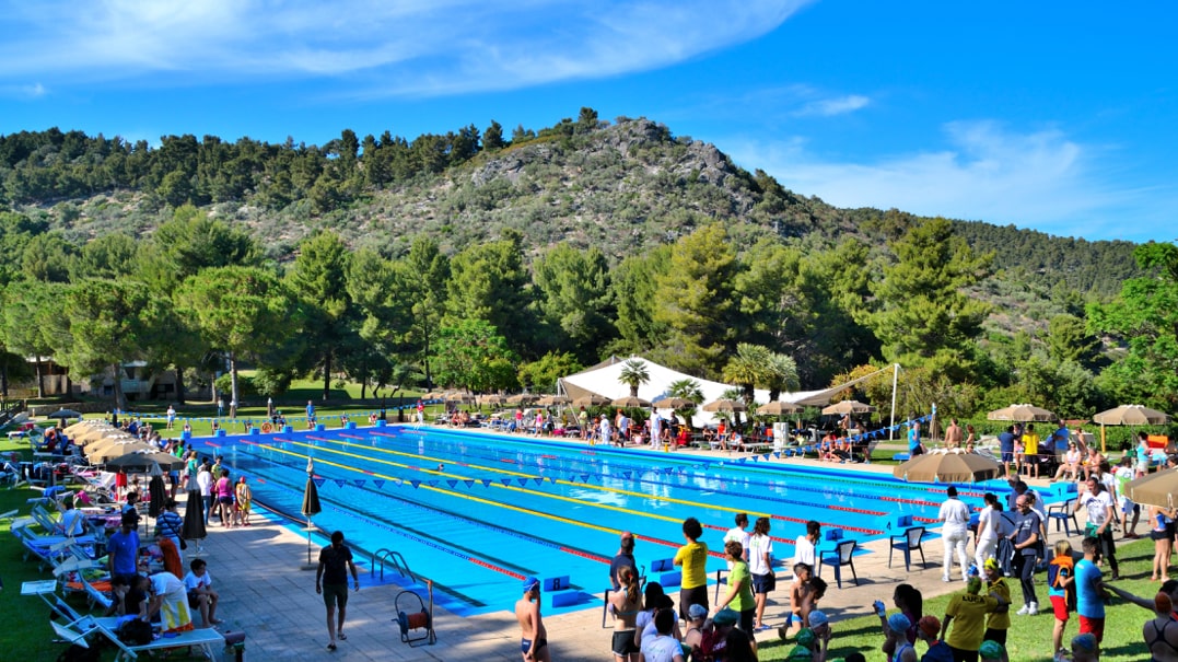 panoramica della piscina olimpionica del resort di Pugnochiuso