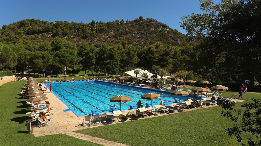 panoramica della piscina olimpionica del resort di Pugnochiuso