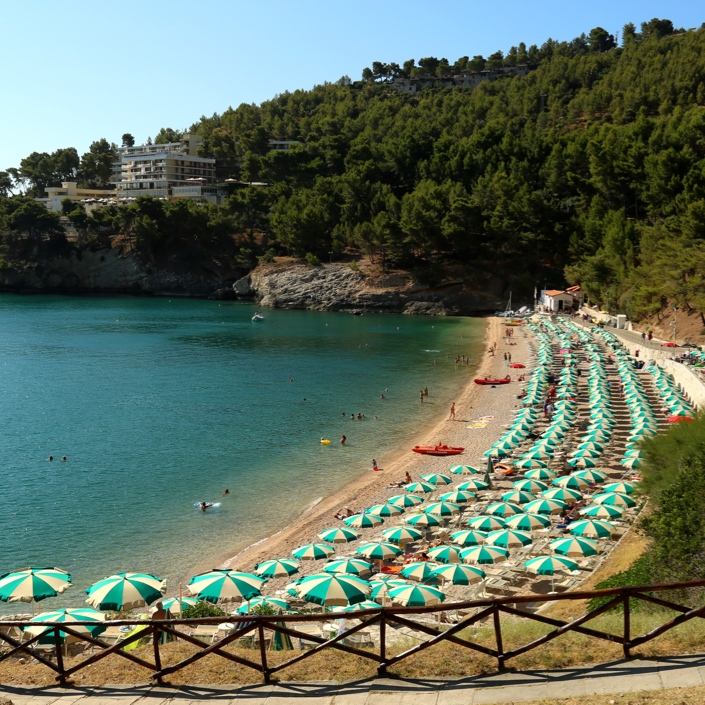 baia di pugnochiuso con ombrelloni