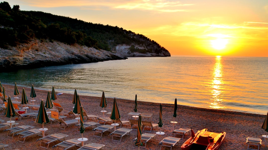 tramonto sulla costa marittima di Pugnochiuso