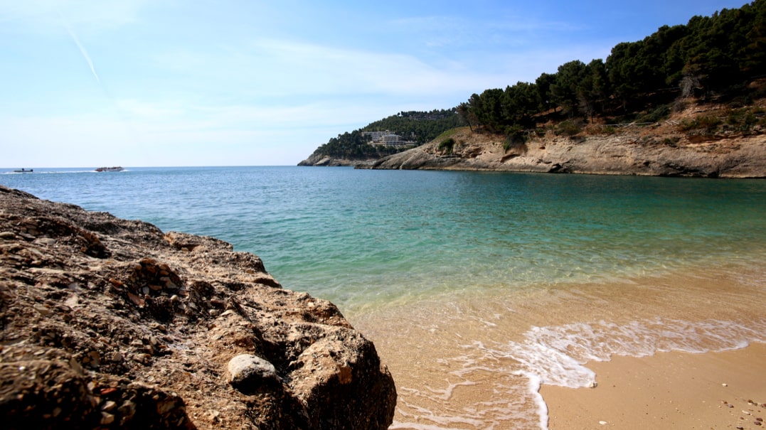 mare azzurro e acqua trasparente nella spiaggia di Pugnochiuso