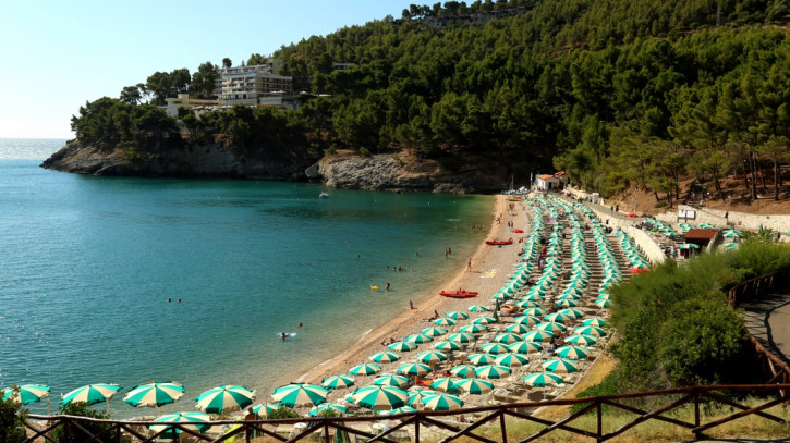 ombrelloni nella riva del mare di Pugnochiuso