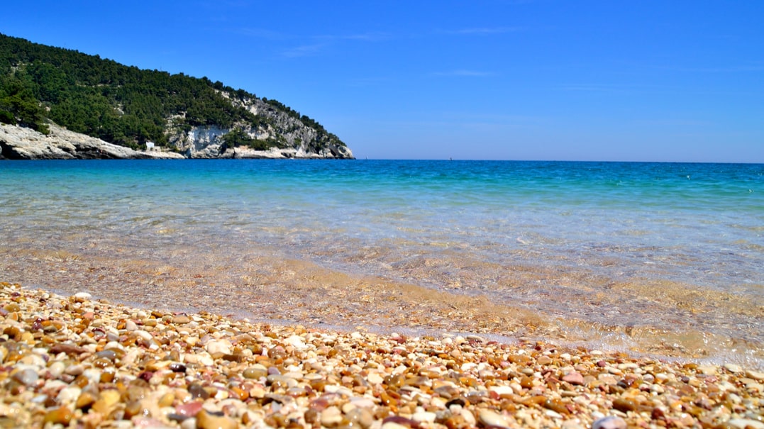 acqua trasparente su fondale sassoso a Pugnochiuso