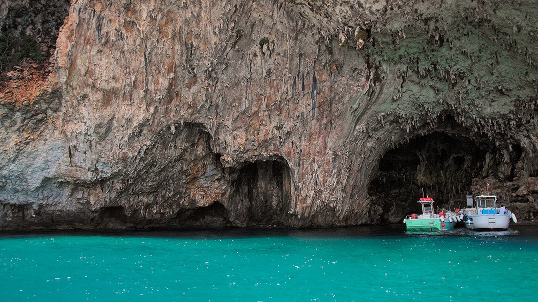 giro in battello tra le grotte