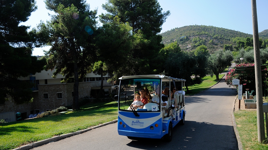 bus navetta nel villaggio di pugnochiuso